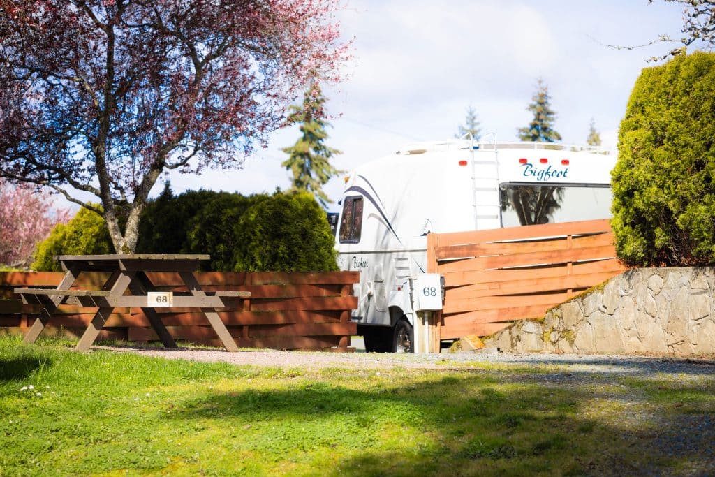 Picnic tables and RV camping area at Fort Victoria RV Park